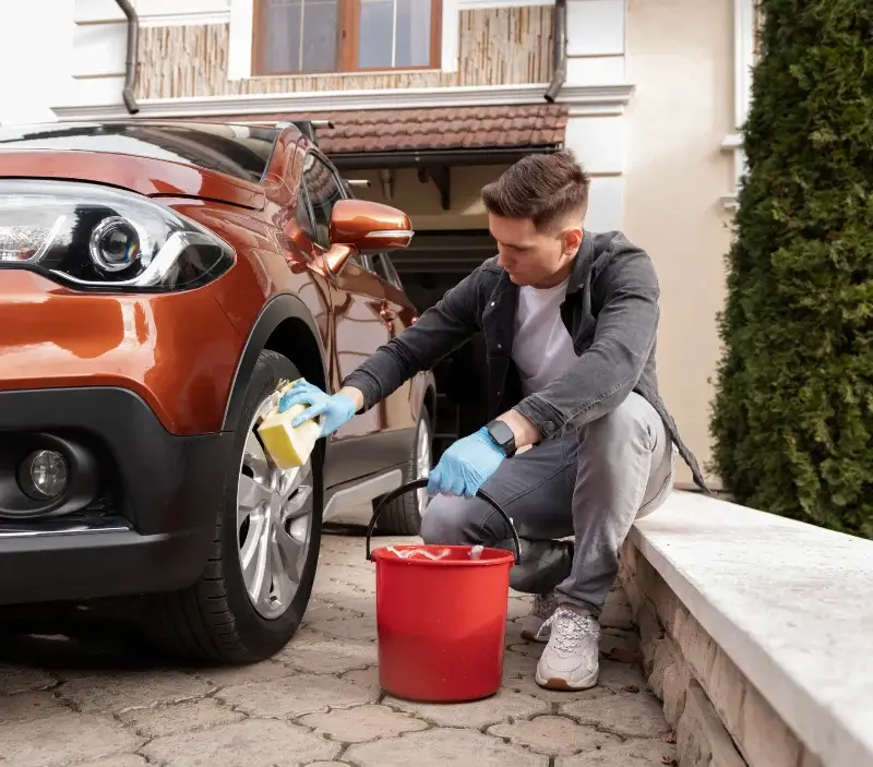 Lavage auto à domicile Beauvain : professionnel intervenant sur un véhicule